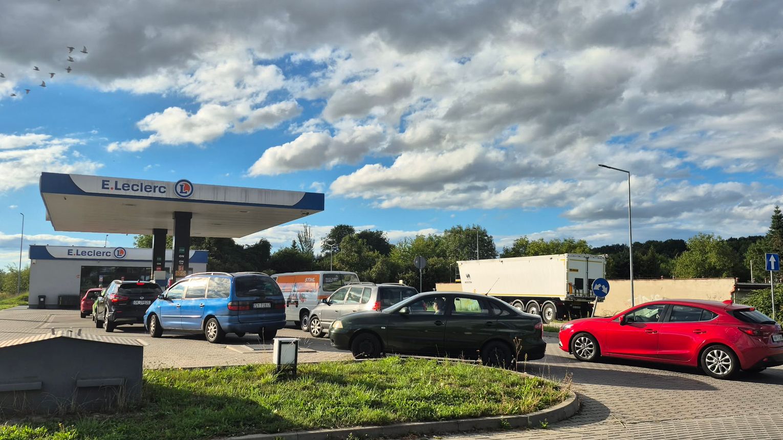 Kolejki na stacjach w Kędzierzynie-Koźlu. Kierowcy tankują przed podwyżkami