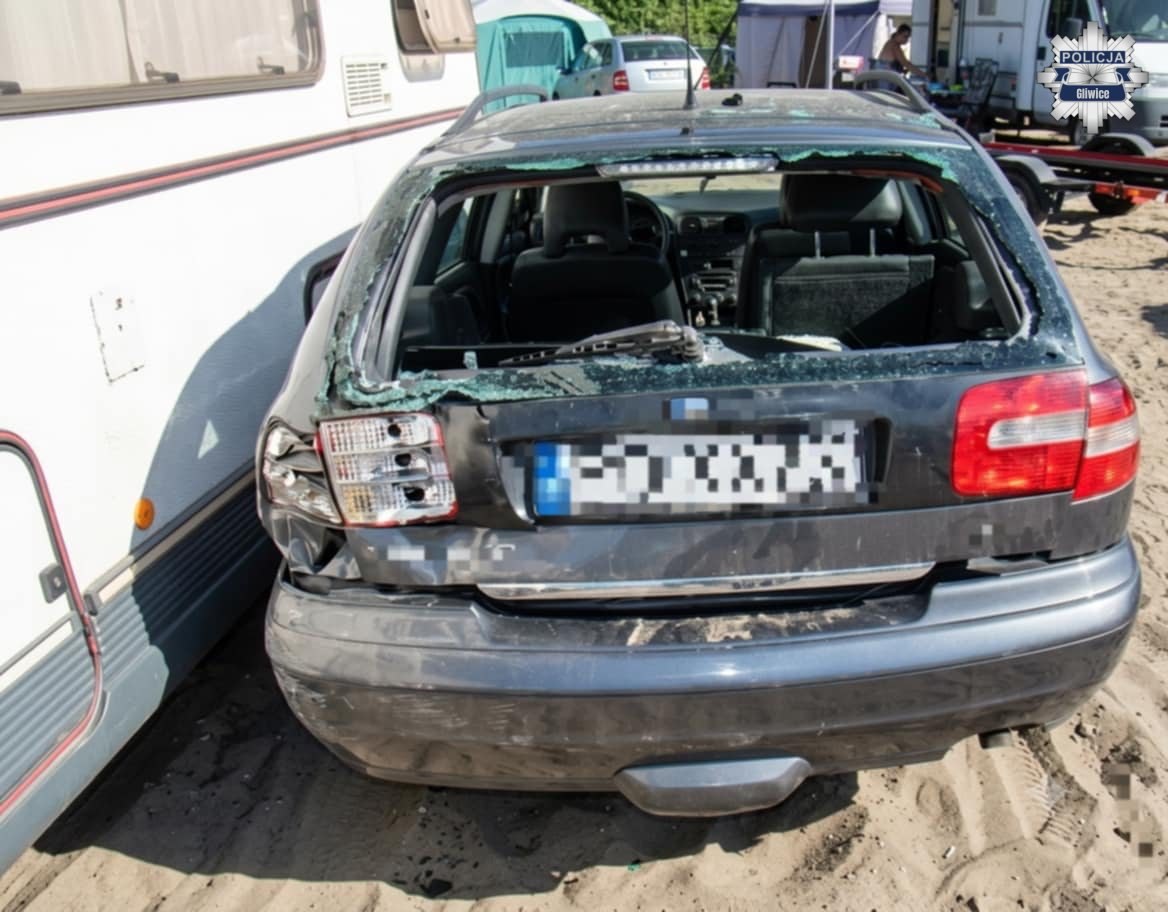 Rzeczyce: Pijany kierowca uszkodził 10 aut przy plaży. Miał zakaz prowadzenia pojazdów