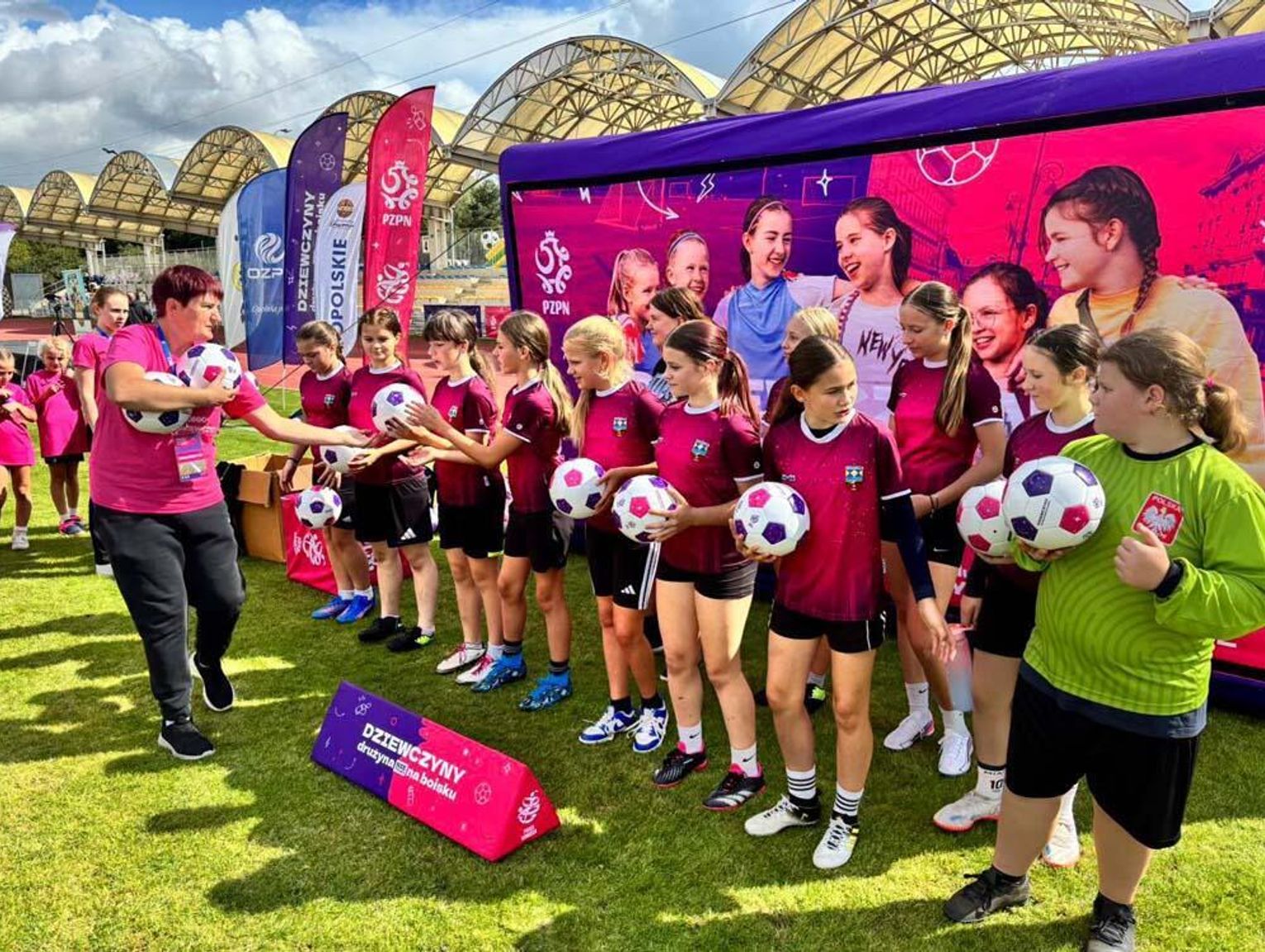 Kobieca piłka nożna w Kędzierzynie-Koźlu: młode zawodniczki wzięły udział w sportowym festiwalu
