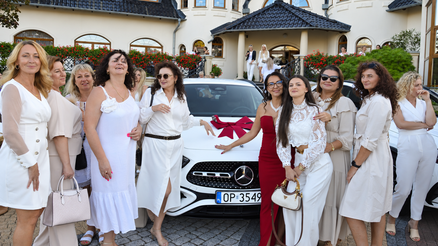 Justyna z Ciska świętuje awans. Symbolem sukcesu został biały mercedes