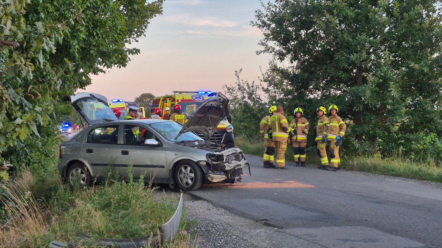 Poważne zderzenie w Bierawie. Pijany kierowca opla wjechał w auto dostawcze