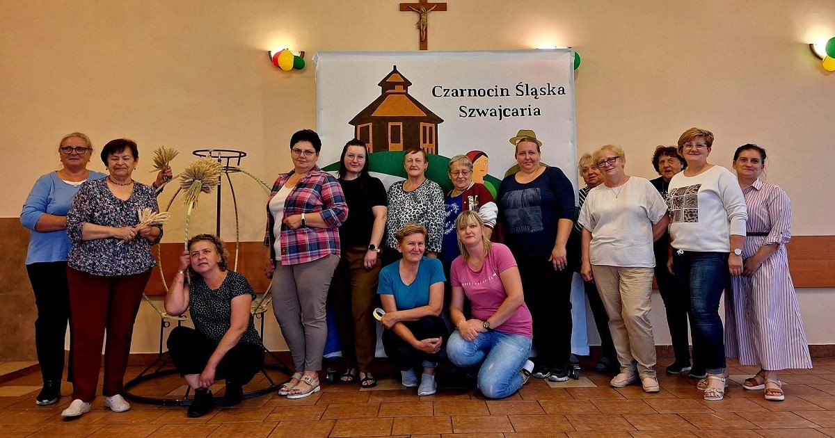 Mieszkańcy Czarnocina wspólnie tworzą koronę dożynkową