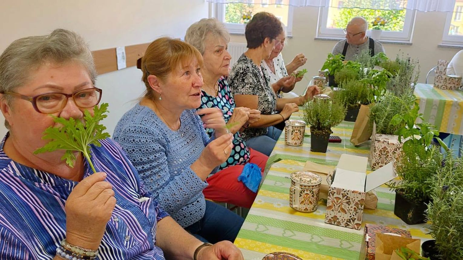 Kędzierzyńscy seniorzy zamienili stare słoiki w klimatyczne lampiony