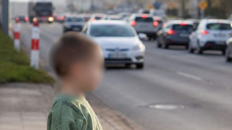 Pijana matka opiekowała się trójką dzieci. 3-latek błąkał się przy ruchliwej ulicy