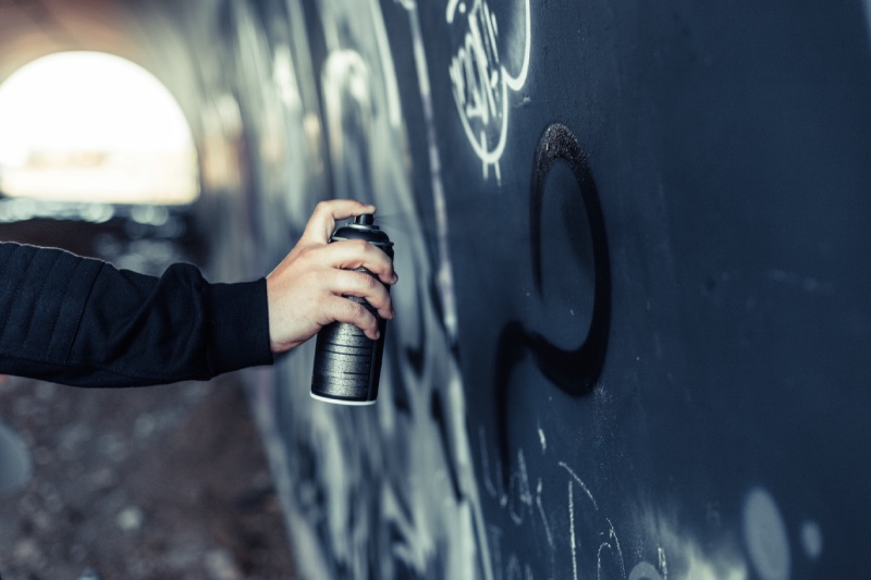 Graffiti z symbolami totalitarnymi na ścianie gliwickiej szkoły. Policja szuka świadków