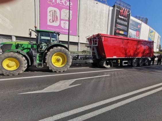Wypadek przy ul. Traugutta w Gliwicach - koło oderwało się od ciężarówki