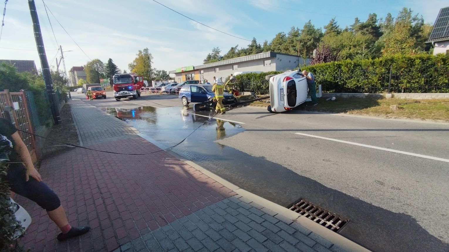 Wypadek w Dziergowicach: zderzenie dwóch aut i całkowita blokada drogi