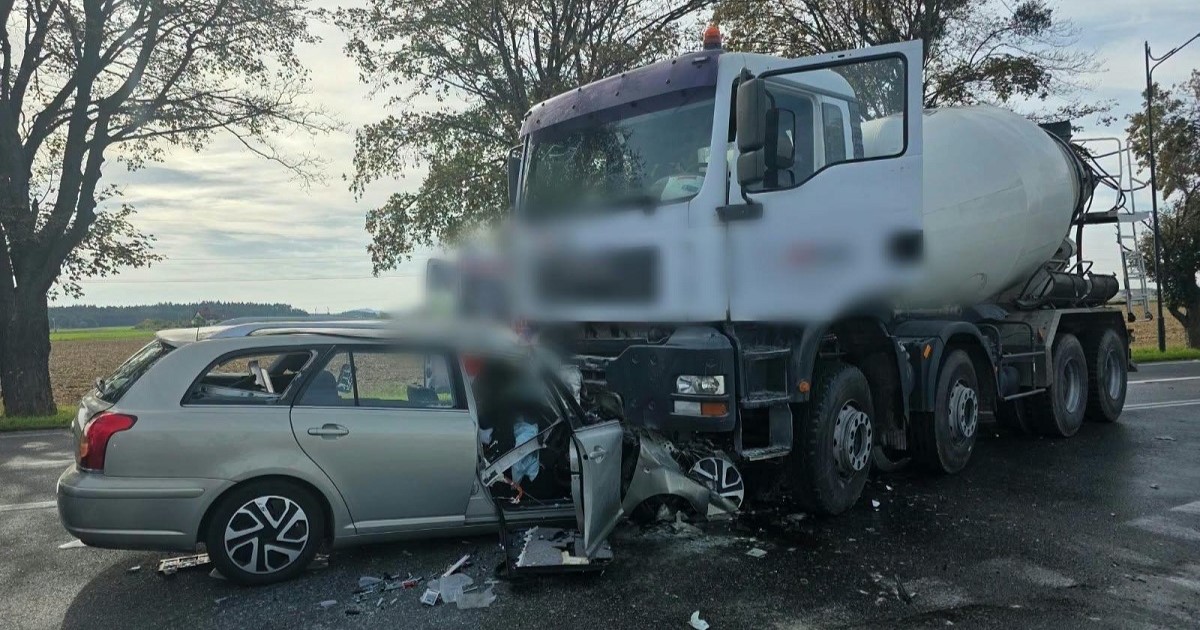 Poważny wypadek na DK94 w Strzelcach Opolskich. Kierowca toyoty w ciężkim stanie