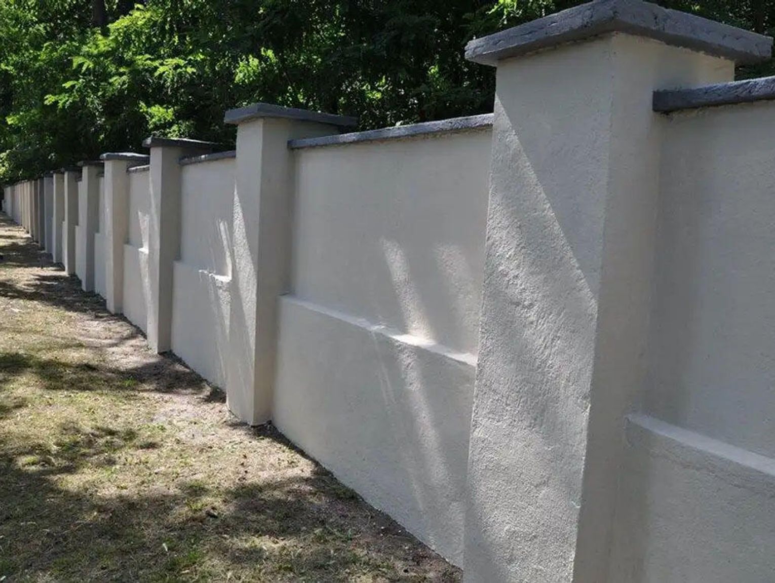 Mur w Parku Pojednania zostaje. Miasto musi dokończyć inwestycję