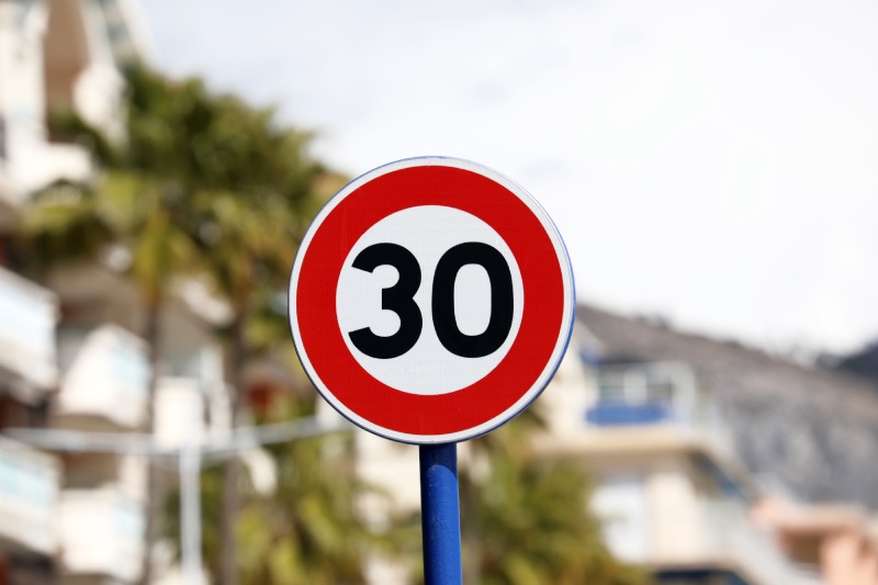 „Tempo 30” zamiast strefy zamieszkania: nowe zasady na ulicach w Łabędach