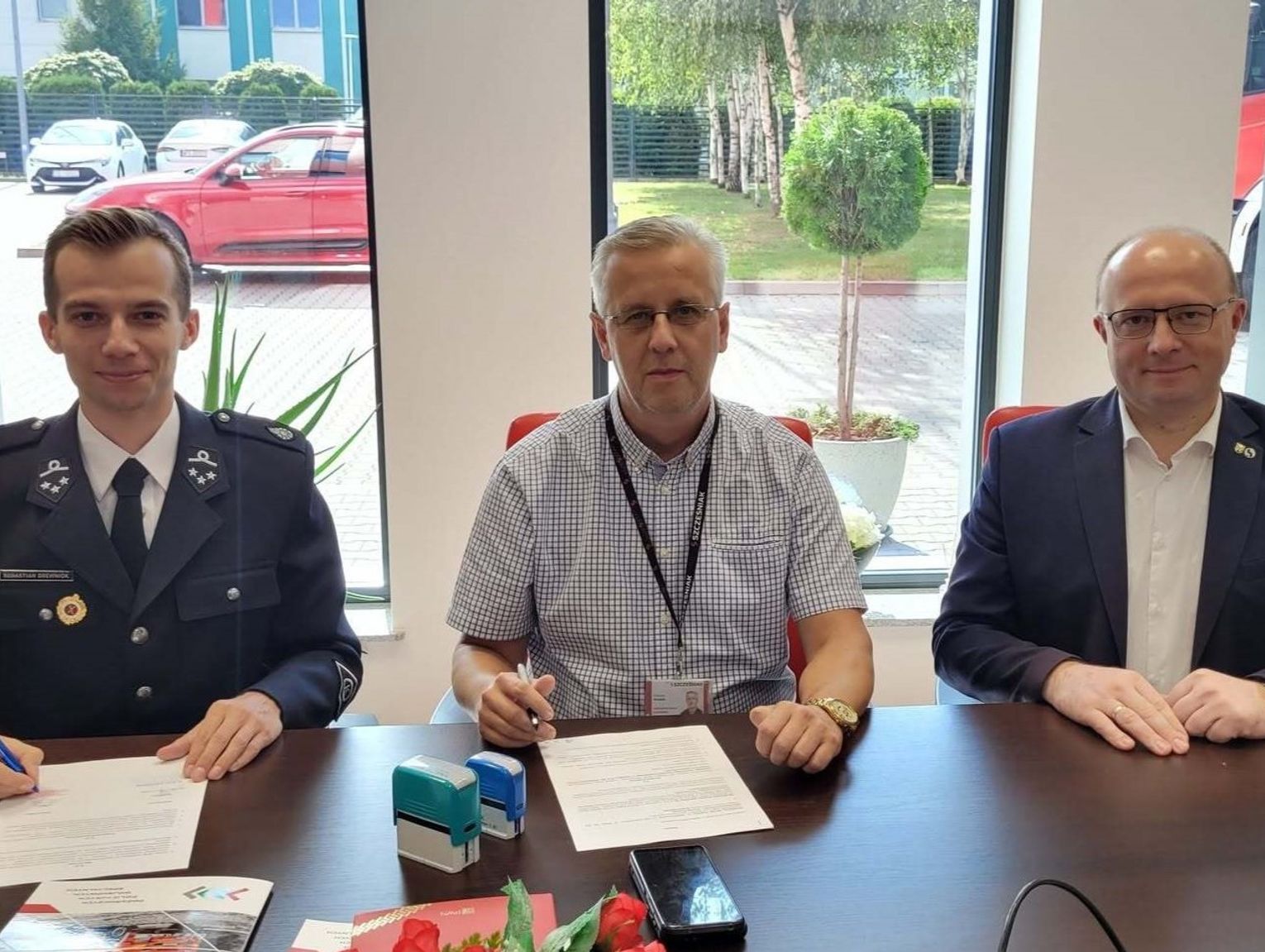 Nowy wóz dla OSP Gąsiorowice: Podpisano umowę na historyczną inwestycję