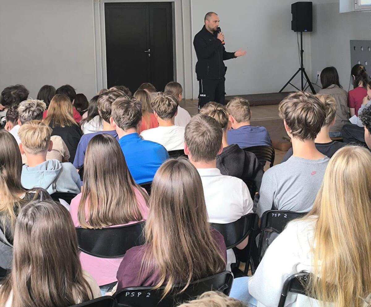 Przemoc rówieśnicza w szkołach - kluczborscy policjanci rozmawiali z uczniami