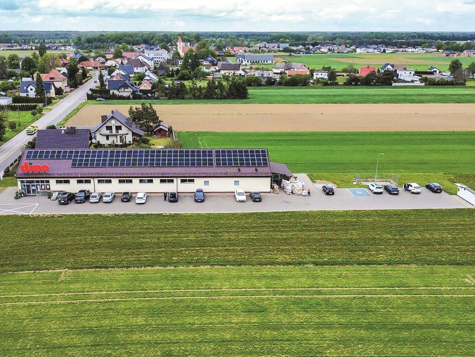 Problemy z dostępnością przy markecie Dino w Izbicku. Czytelniczka czuje się dyskryminowana