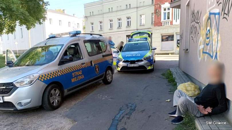 Chodził po klatkach i sprawdzał drzwi. Strażnicy miejscy zatrzymali włamywacza w Szobiszowicach