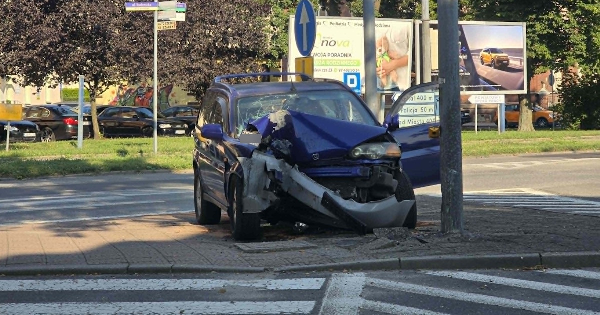 Groźne zdarzenie w Kędzierzynie-Koźlu: Honda uderzyła w sygnalizator