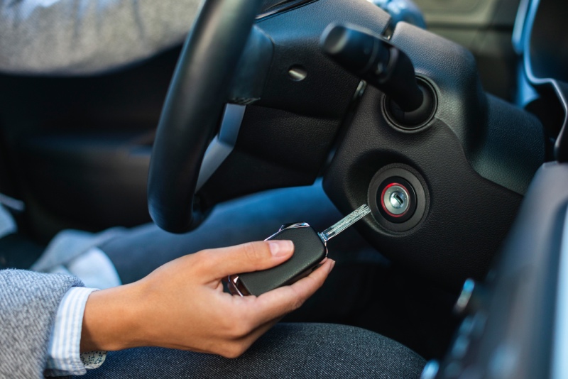 Pijana lekcja jazdy na parkingu pod marketem