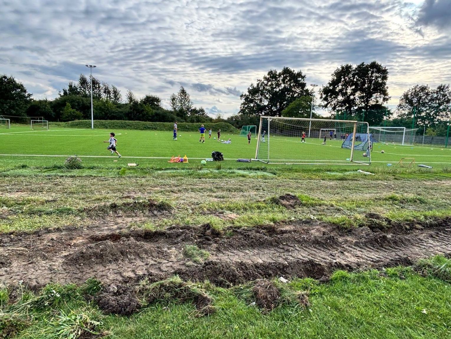 Kolejne inwestycje na stadionie w Koźlu: powstanie tor rolkowy i boisko plażowe