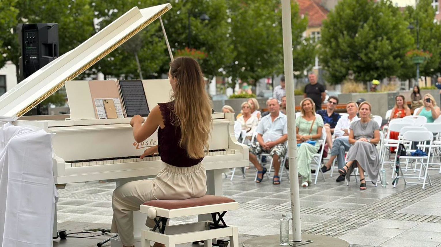 Muzyczna podróż przez wieki na kozielskim Rynku. Recital Pauliny Storki
