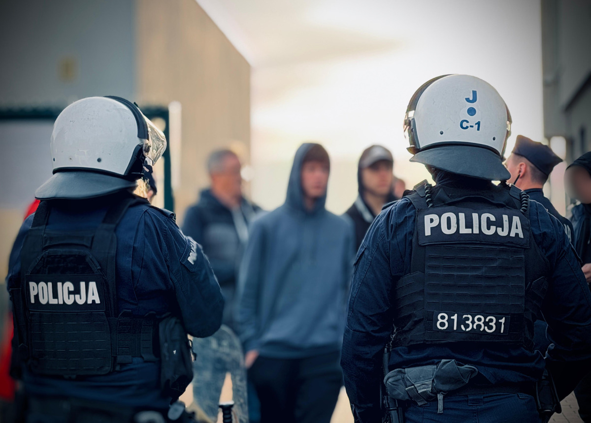 Mecz KS Chemik Kędzierzyn-Koźle - MKS Polonia Prószków-Przysiecz zabezpieczany przez policję