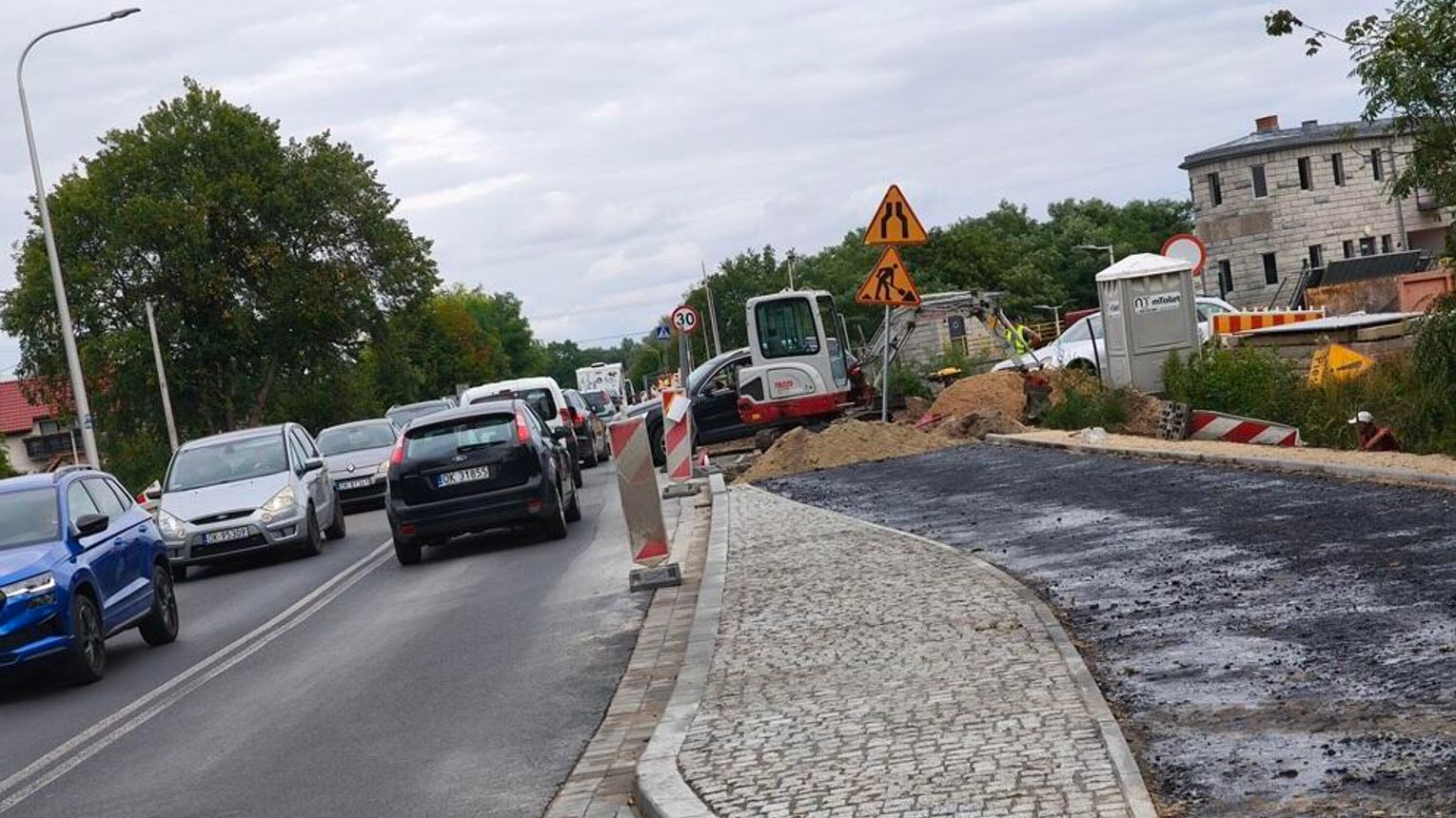 Opóźnienia na budowie ścieżki z Piastów do Blachowni. Przyczyną niezinwentaryzowany kabel