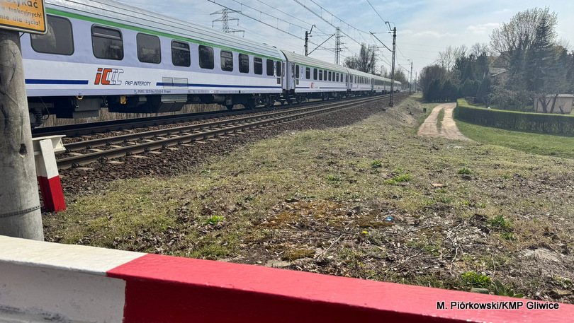 Potrącenie na torach kolejowych w Łabędach. Poszkodowany trafił do szpitala