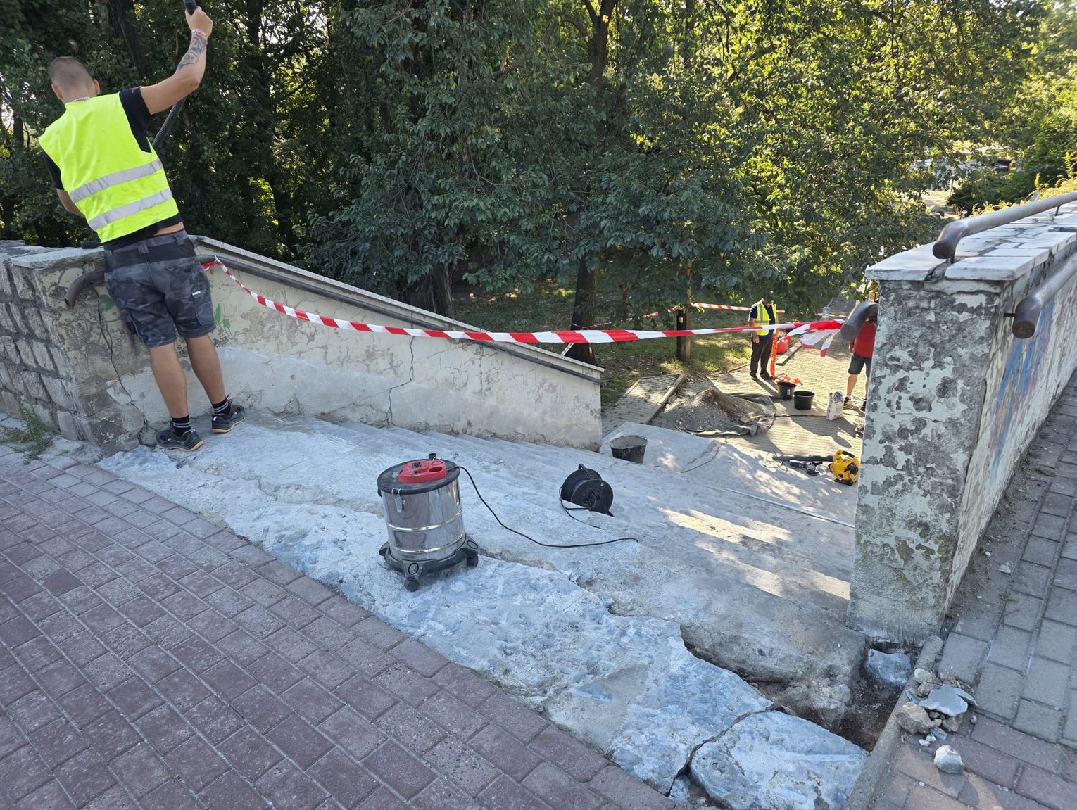 Krapkowice: Ruszył remont schodów przy moście