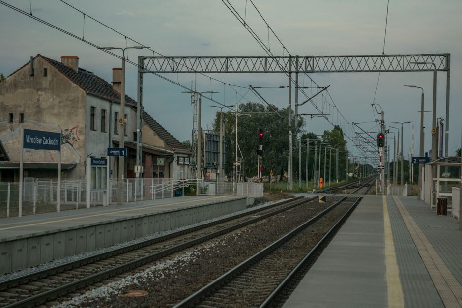 Interwencja na dworcu w Kędzierzynie-Koźlu. Mężczyzna z atrapą broni na peronie