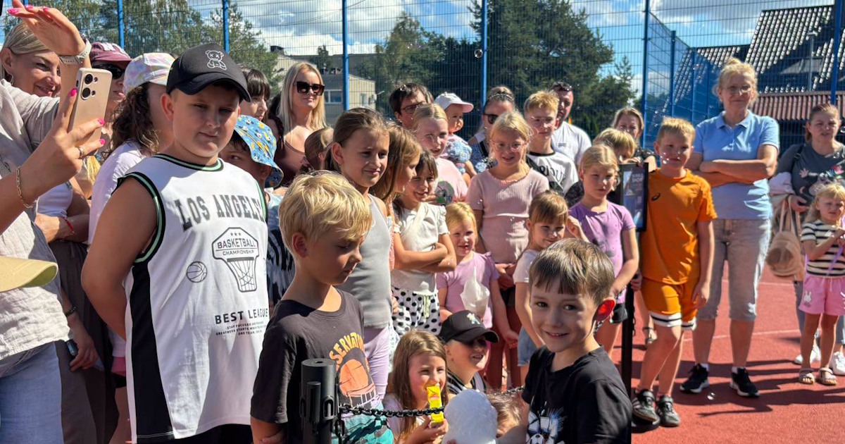 Wakacyjny festyn na osiedlu Zachód: tłumy mieszkańców na placu zabaw