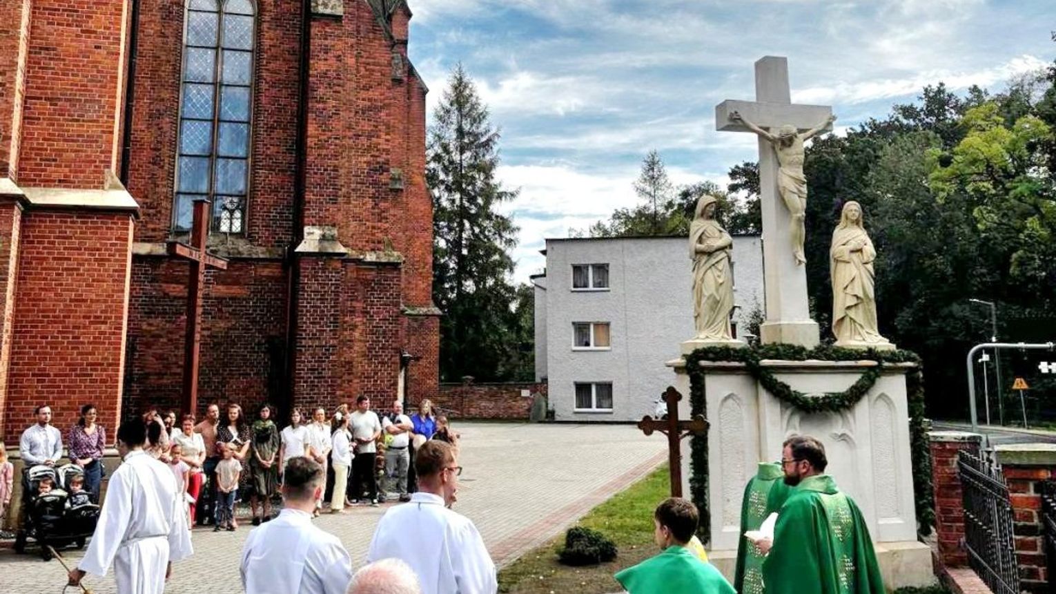 Sławięcice: Odrestaurowany krzyż z 1871 roku poświęcony przez proboszcza