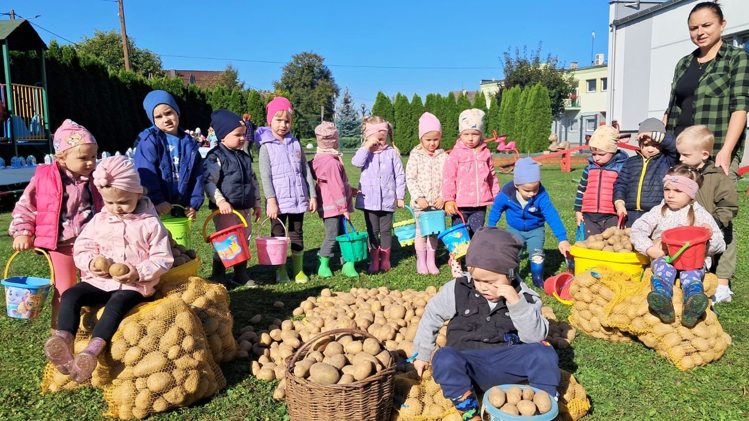 Jesienne wykopki w przedszkolu w Cisku