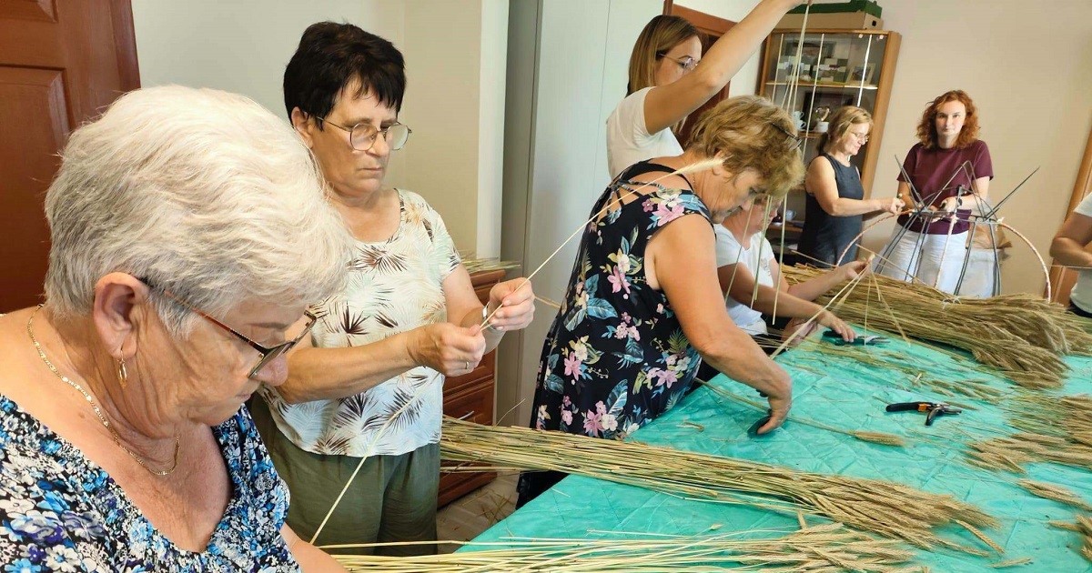 Aktywni seniorzy z Szymiszowa-Osiedla: warsztaty, wycieczki i wspólne tworzenie korony żniwnej