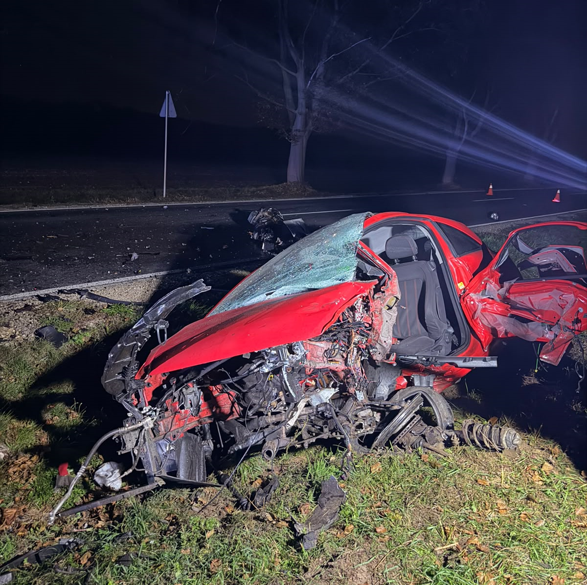 Zderzenie trzech pojazdów na drodze wojewódzkiej nr 454. Dwie osoby w szpitalu